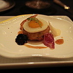 ガストロノミー ジョエル・ロブション - L’Œuf de Caille au plat sur une galette dorée de semoule de ble/　moelleuse et truffée au parmesan