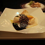 ガストロノミー ジョエル・ロブション - La Noix de Saint　Jacques avec émusion végtale à l’huile d’olive/vierge, farfalles  l’encre de seiche