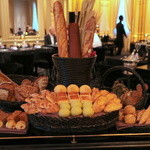 ガストロノミー ジョエル・ロブション - 自家製のパンのワゴンが廻ってきます