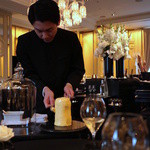 ガストロノミー ジョエル・ロブション - 下から上に向けてスプーンを…