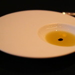 ガストロノミー ジョエル・ロブション - エクストラ・バージンオイルの中にバルサミコが一滴