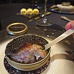 ガストロノミー ジョエル・ロブション - 下に甲殻類のジュレを敷き詰め、上に高級キャビアをどっさり乗せた逸品