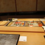 寿し処圓山 - 店内のカウンターに陣取ります！カウンターは高級寿司店の文法に則った造りです！フラットなカウンターとネタケース