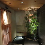 寿し処圓山 - 店の入り口には竹林が造られ、扉の前には流水の水路が造られて、石橋を渡って扉をあける演出がなされている