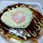 粉もん屋とん平 - テイクアウト：豚玉、目玉焼きトッピング