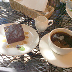 阿里山cafe - コーヒーとブラウニー。ブラウニーは乳製品、砂糖、卵不使用。