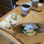 ハッテンドウ カフェ - バーガーと抹茶クリームパン