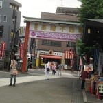 不動せんべい開運堂 - 境内から見たお店