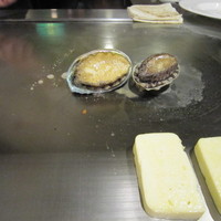 ローズルーム名古屋 - 鮑を鉄板で調理して行きます、大き過ぎない食べやすいサイズの物だ、手前に見えるのは「蒲鉾」と言っているが、自家製の魚の練物を焼いている