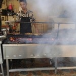 Wiro Sableng 212 - 店内入口の右側では、豪快に魚を焼いています。