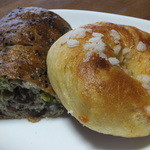 フリップアップ - オレンジピールのベーグル・小豆と青エンドウ豆の入った黒ゴマパン