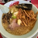ラーメン山岡家 - 料理写真:「期間限定 濃厚白みそとんこつラーメン」¥950「背脂」¥100ランククーポン「広州メンマ」¥0