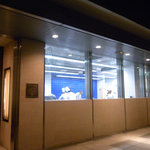 レストラン サンパウ - エントランスの隣に広々とした厨房。外からよく見える。