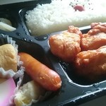 本家かまどや - 唐揚げを中心に煮物と漬け物がセット