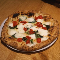 PIZZERIA　37 - ピツァ D.O.C. 最高水牛モッツァレラ、プチトマト、バジル　(2015/05)
