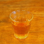 ムレスナ ティーハウス - 最初に出して下さる一杯。今回は果実のレヴィユー。夏は水出しアイスティーで出して下さいます。