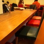 ムレスナ ティーハウス - 目の前でパフォーマンスが見れるカウンター席の他、グループ向けにテーブル席が並んでいます。