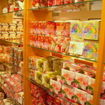 ムレスナ ティーハウス 総本店 - 店内にはお土産にムレスナティーがずらりと並んでいます♪