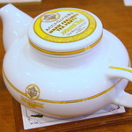 ムレスナ ティーハウス 総本店 - ノリタケ特注のムレスナティーポット