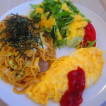 カフェ　みつばち - 焼きそば、オムレツ、サラダセット￥８００