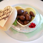 ザ・リッツ・カールトン東京 - 中にアーモンドチョコが入っています