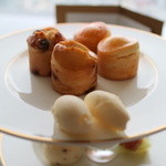 ザ・リッツ・カールトン東京 - 【２段目】レモンスコーン/レーズンスコーン/クロテッドクリーム