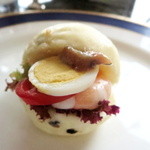 ザ・リッツ・カールトン東京 - ニース風小海老のオリーブブレッド