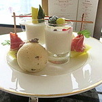 ザ・リッツ・カールトン東京 - ホワイトアスパラガスと野ばらのピュレ冷製スープ/ニース風小海老のオリーブブレッド/パルマ産生ハムとメロンのピンチョス