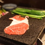 和食 イワカムツカリ - 無薬飼育和牛「尾崎牛」そともも肉（そとひら）を焼いてます　(2015/05)