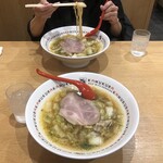 どうとんぼり神座 - 料理写真:対岸で麺リフト作業する人