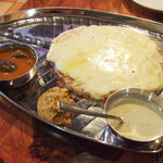 ニルワナム - オニオンチーズドーサ(1200円)　チャツネやサンバルはおいしいけれど、ドーサ本体はやや口に合わズ。