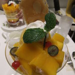 タカノフルーツパーラー JR名古屋高島屋店 - 上にのっかってるマンゴーがジューシー♪