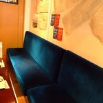 鉄道居酒屋　LittleTGV - 国鉄車両をイメージさせる青色モケット椅子