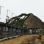 赤岳天望荘 - 奥が赤岳の山頂です