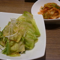 大同苑 一番町店 - 大同苑サラダ（６５０円）※２人分に予め取り分けて提供されました。　奥：キムチ