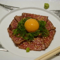 大同苑 一番町店 - レアステーキ（１２００円）卵の黄身が盛り上がってる、というかまんまるです！！