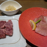 大同苑 一番町店 - 左：大同苑ハラミ（１７００円）　右：上タン塩（１７００円）　奥：味付けネギ