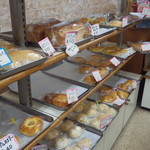 クリタパン - いろいろなパンが並びます