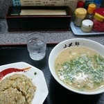 Kotarou - ランチセットのラーメンと焼き飯。税込み600円。