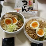イオンスタイル - 料理写真:金曜日の、伊勢うどん弁当!たっぷりネギに、納豆、めかぶ、卵、きつね、花かつおに、肉うどんの具も作って載せたー!モリモリ具沢山。ᕦ(ò_óˇ)ᕤタンパク質たっぷり。手前の小さい黒いのがタレ