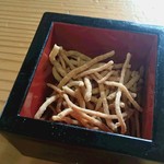 手打ちそば　不老庵 - 最初にお茶と一緒に出てくる揚げ蕎麦