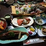 松新 - 夕食。1泊2食で10800円。