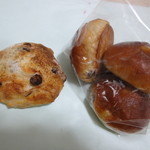 赤エンドウ豆のパン（１７３円）+シナモンレーズンパン（２８１円）1505