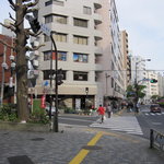 Reg-On Diner - ① 渋谷駅東口から「明治通り」を恵比寿方面へ。【東交番前】交差点を左折＆坂を上がる