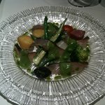 Ironna Oniku To Oumiyasaibaru Torasuparente - 鰆（さわら）の焼霜と季節の野菜　うすいえんどうのソース