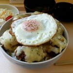 桜井家のハンバーグ - ハンバーグ丼テラ盛り　チーズと目玉焼きトッピング