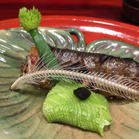 草喰 なかひがし - 焼物 岩魚 湯がいた葱坊主乗せ