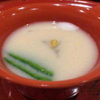 草喰 なかひがし - 椀物 白味噌汁 玉ねぎ入り からし乗せ
