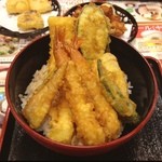 Yumeammi namikoiwaten - 特上天丼。奥にもちの天ぷら。軽く食べられる私の胃は一体…（笑）ごちそうさまでした！