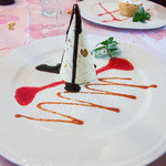 Al fornello da Ricci - 煮詰めたワイン、煎ったアーモンド、苦いカカオペーストとあわせた、円錐形のいちじくのアイスクリーム